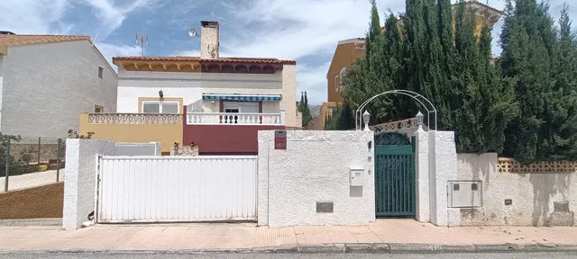 CASA DE 3 PLANTAS CON GARAJE Y PISCINA PRIVADA - foto 2