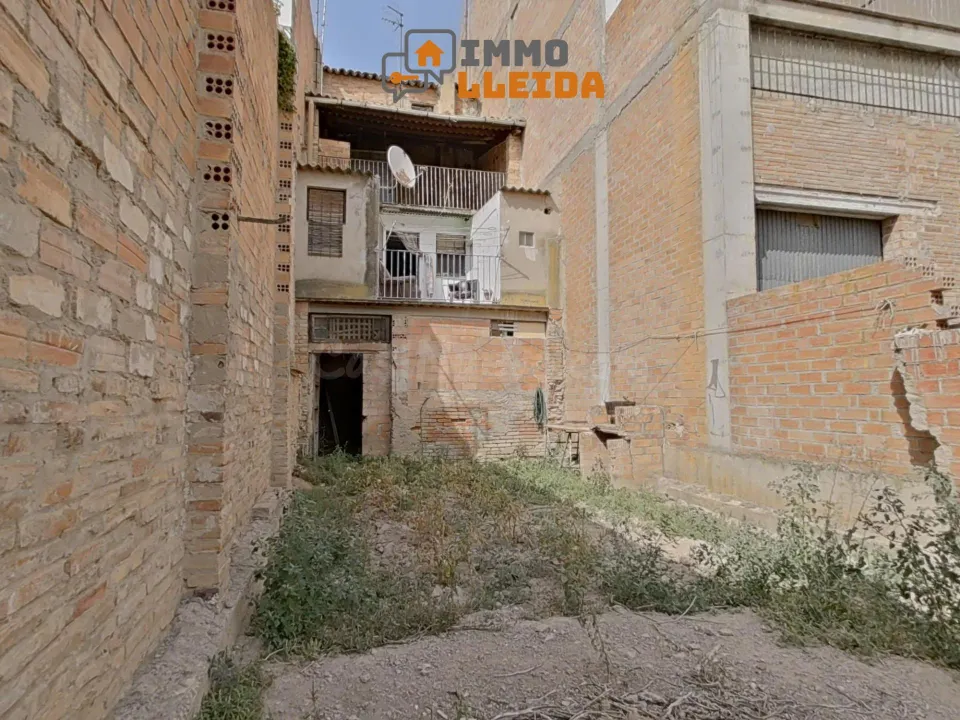 OPORTUNIDAD Casa adosada en Bellpuig con patio