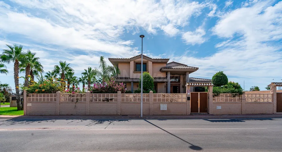 Exclusivo Chalet Independiente en Almerimar: Elegancia, Amplitud, Privacidad, Gran Parcela, Excelentes Calidades y Acabados de Lujo