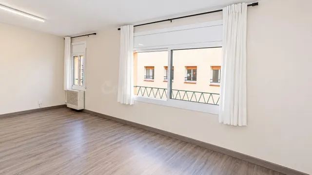 ¡UBICACIÓN PRIVILEGIADA! FANTÁSTICO PISO JUNTO AL MERCADO SE - foto 3