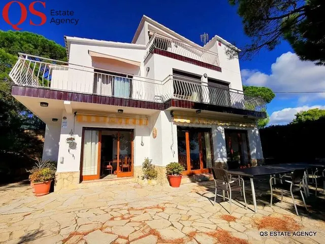 Casa con piscina y vistas al mar en urbanización Santa Crist - foto 4