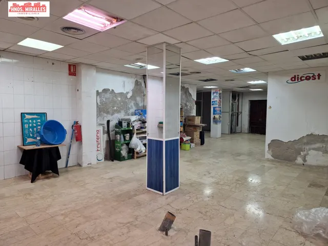 LOCAL DISPONIBLE PARA CUALQUER TIPO DE NEGOCIO, MUY INTERESANTE Y EN ZONA CENTRO. — 5