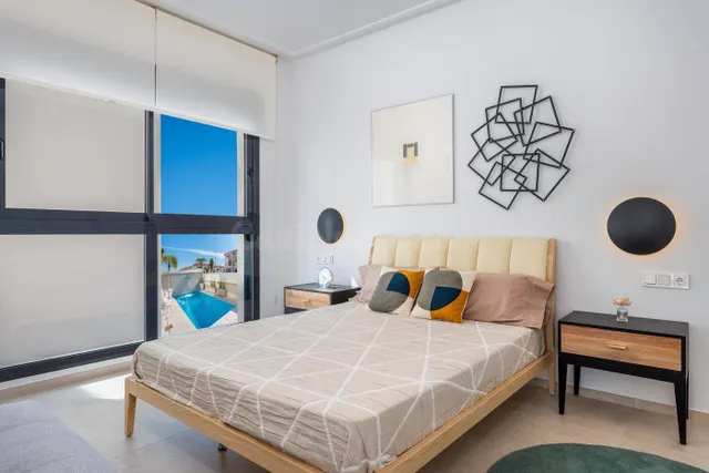 VILLA DE 3 DORMITORIOS Y 3 BAÑOS CON PISCINA PRIVADA - ZONA  - foto 3