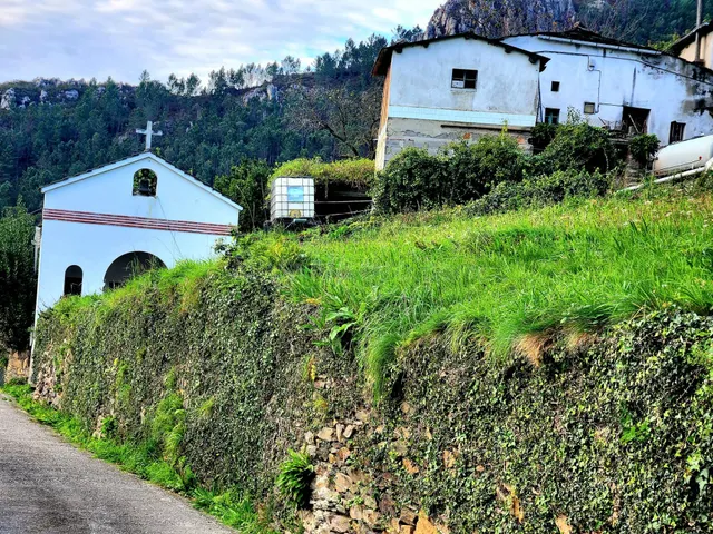 PRECIOSA CASA CON CAPILLA Y TERRENOS EN VILLAYON (ASTURIAS)
