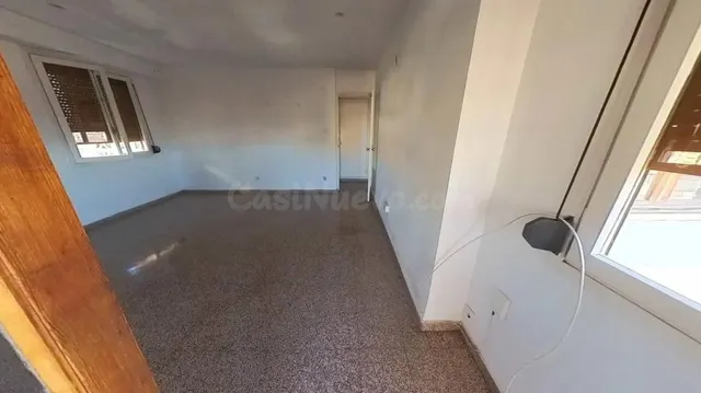 Amplia vivienda con terraza en Alicante – Vivienda de Protec - foto 2