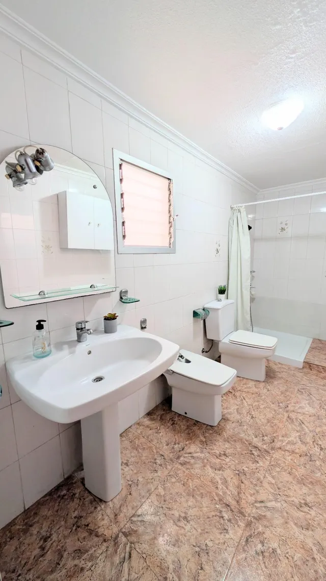 ¡Oportunidad única en la zona de Plaza de Barcelona!. Planta baja con entrada independiente y gran patio pisable. — 29