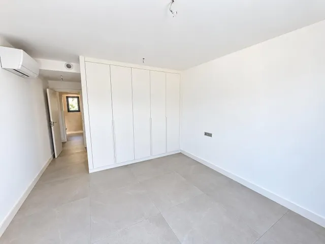 Chalet independiente de 4 dormitirios con piscina y garaje — 11