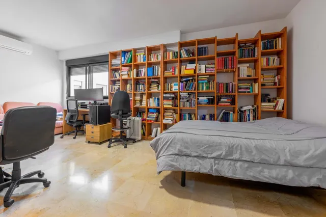 ¡Vive el Centro sin ruido! 180m2 construidos, 4 dormitorios, patio, garaje y trastero en calle Inocentes — 25
