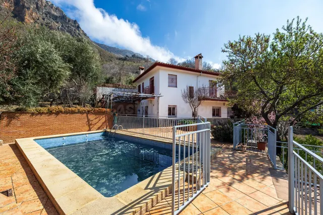 FINCA URBANA ÚNICA CON DOS VIVIENDAS EN GÜÉJAR SIERRA