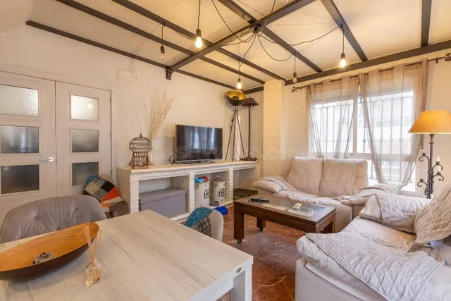 Casa adosada en urbanización con piscina junto al Ferial - foto 3