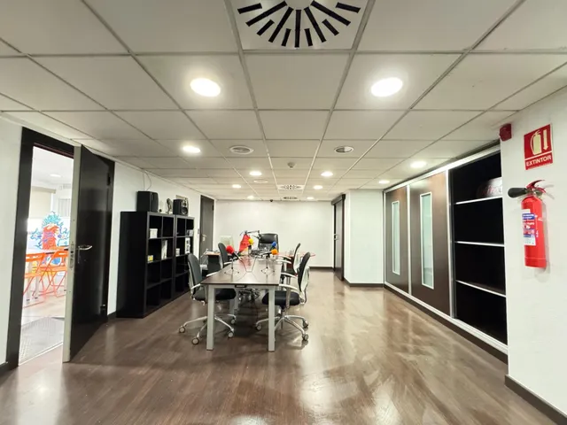 AMPLIA OFICINA REFORMADA EN MAGNÍFICA UBICACIÓN — 8