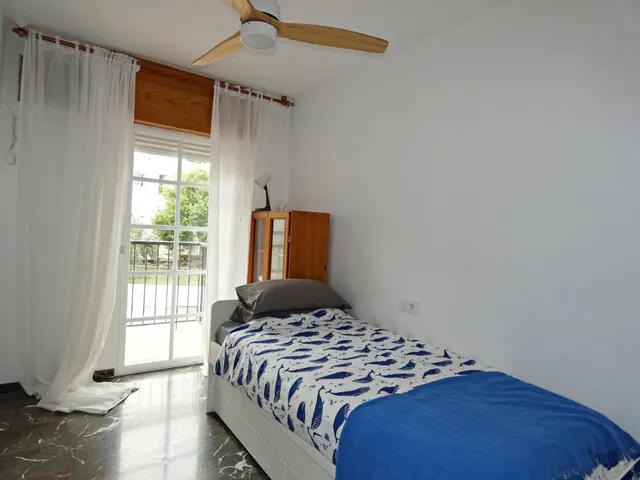 GRAN PISAZO AL LADO DEL MAR — 20