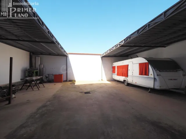 Se ofrece en venta una nave industrial ubicada en la zona de - foto 4