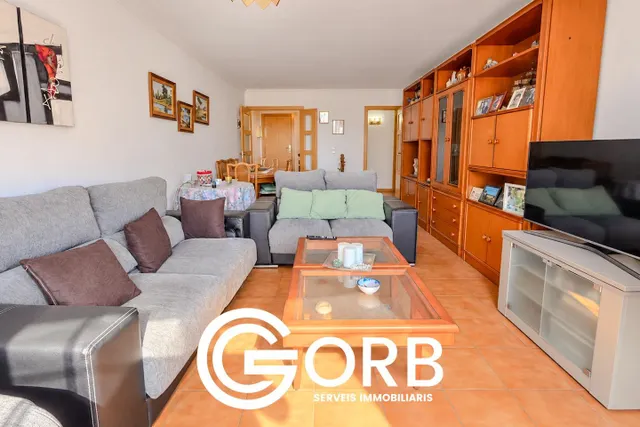 Amplio piso con vistas al mar, 4 habitaciones, ascensor y parking incluido en ronda rocablanca — 6
