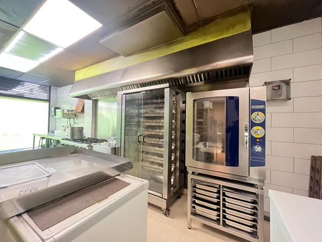 Traspaso de local Restaurante en calle Peatonal — 24