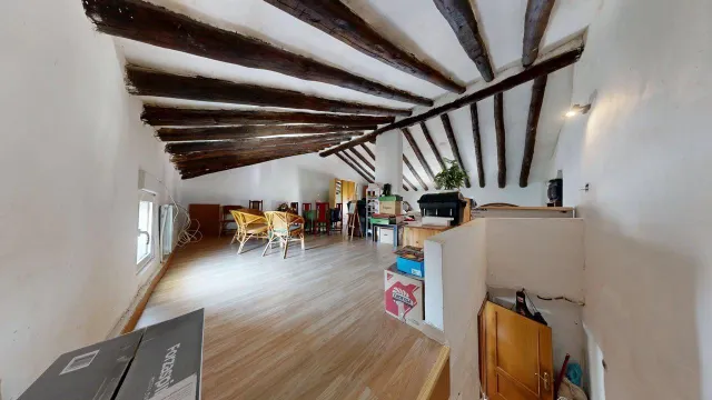 CASA UNIFAMILIAR de 170m2 útiles sobre parcela de 265m2. Distribuido en sótano con bodega, salón, cocina, dos baños, cuatro habitaciones y buhardilla diáfana — 30