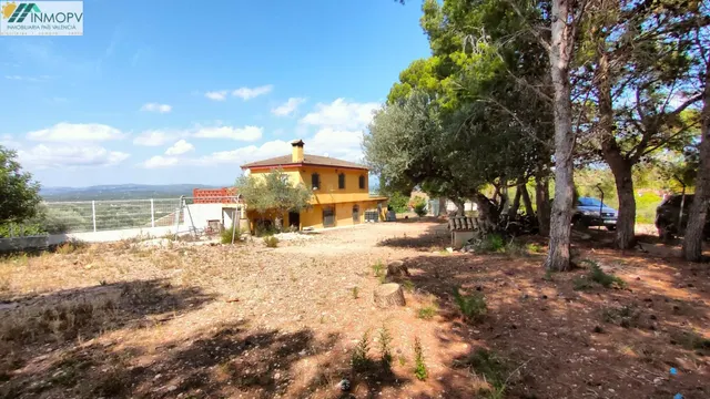 SE VENDE CHALET CON 2200 M2 DE PARCELA URBANA EN LA ERMITA D