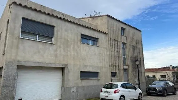 Amplia casa en Castellnovo con piscina