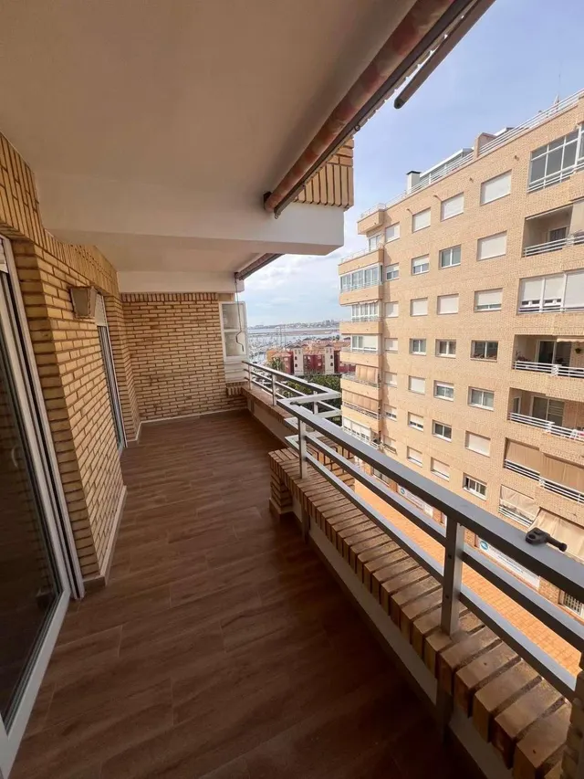 Gran apartamento en primera linea del puerto deportivo entorrevieja: 2 hab, 2 baños — 7