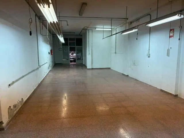 Se vende local en excelente ubicación, con un baño y patio, con techos altos. — 3