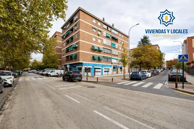 Local comercial en Granada, espalda Parque Lagos. Zona Colegio El Carmelo - Carrefour — 17