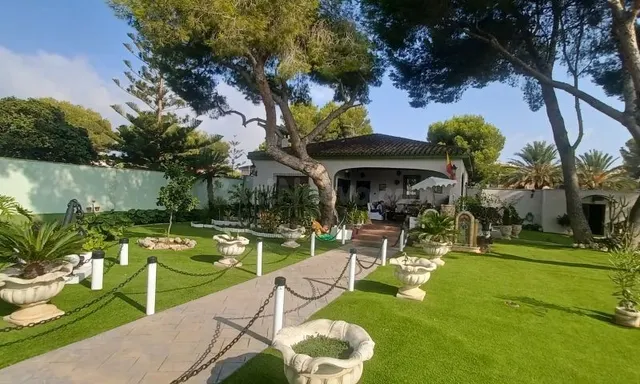 Villa 3 habitaciones 250m² en venta - Altos de Campoamor