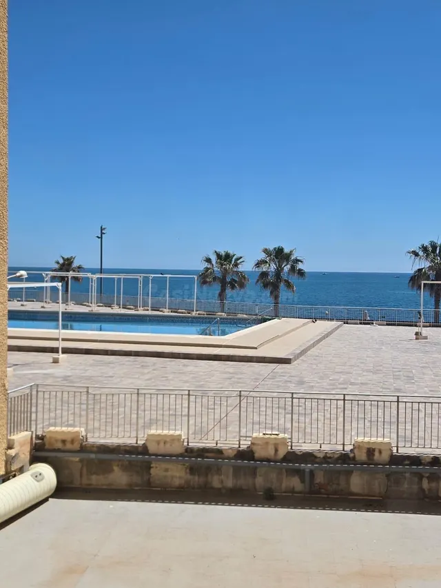 MAGNIFICA VIVIENDA EN PRIMERA LINEA DE PLAYA Y CON PISCINA COMUNITARIA, IDEAL PARA VIVIR TODO EL AÑO — 4