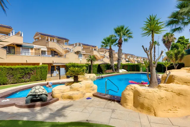 Bungalow de dos dormitorios y piscina comunitaria en Orihuela Costa — 33