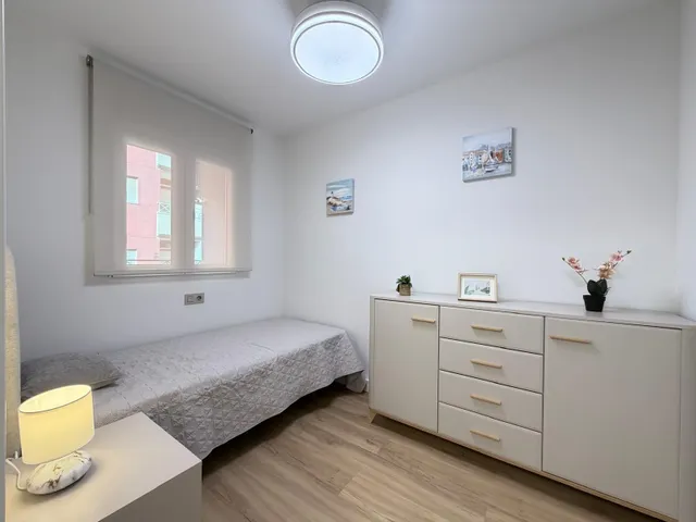 Apartamento totalmente reformado cerca de parque de las naciones con 2 dorm. 1 baño. con piscina. superficie 70 m2. — 43
