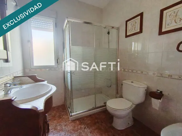 Chalet independiente en Cobisa con 8 dormitorios, piscina y jardín — 7