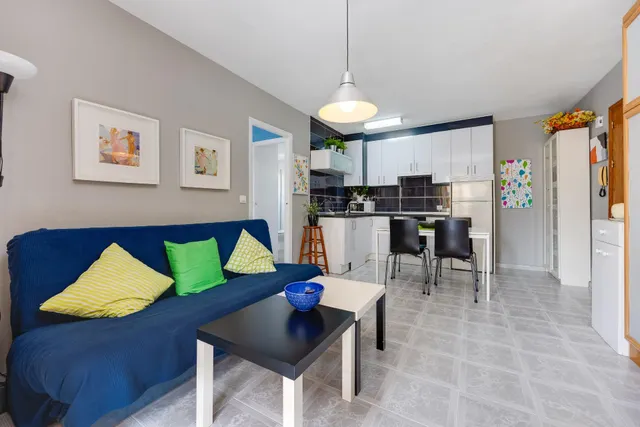 Apartamento semi reformado con orientación sur, vistas laterales al mar y piscina comunitaria. — 10