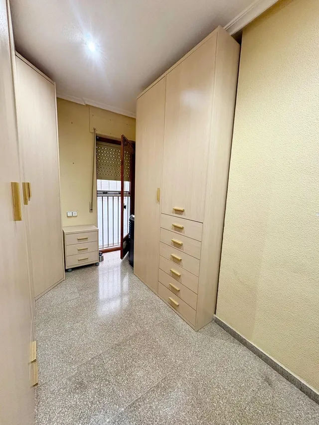 Amplio Piso en zona Plaza Crevillente con Ascensor — 40