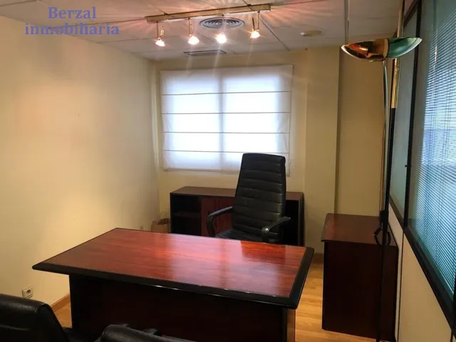 Oficina en el centro, edificio de oficinas, con trastero. MONTADA — 7