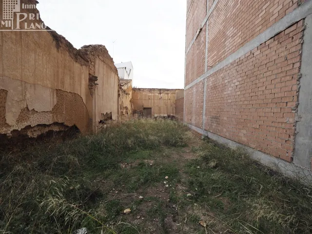 *Se vende solar en la zona centro de Tomelloso con 214 m2 y  - foto 2