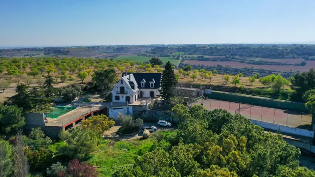 Finca rústica singular en parcela de 2.296 m2 con piscina, amplio garaje y pista de tenis. — 6