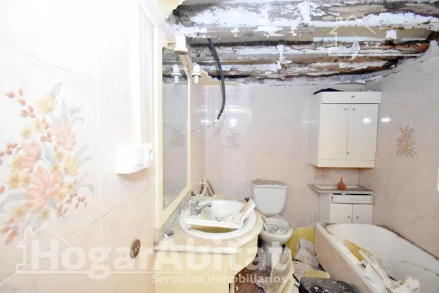 CASA MUY AMPLIA PARA REFORMAR, CON TERRAZA Y TRASTERO — 33