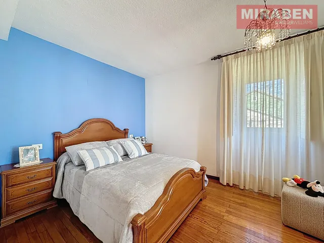 CASA EN VENTA EN RIANXO CON PATIO Y HORREO — 9
