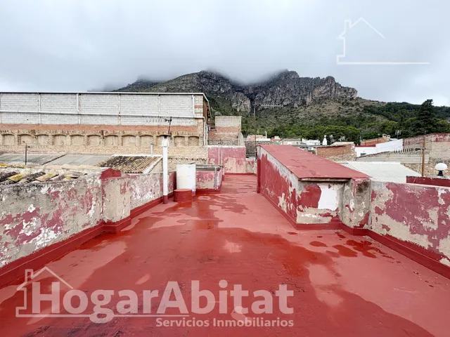 AMPLIA CASA PARA REFORMAR CON GARAJE Y TERRAZA EN EL CENTRO — 16