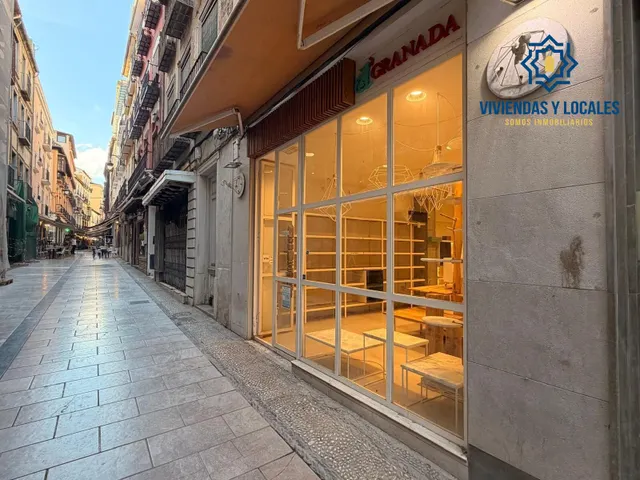 Calle Navas. Local comercial con salida de humos en la zona mas famosa de bares en Granada. — 10