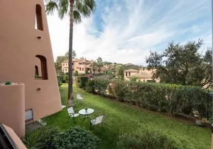 Apartamento en planta baja elevada con jardín privada, en La Mairena. — 28