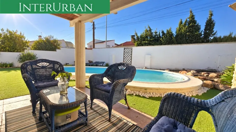 Espectacular chalet independiente con piscina privada y gran parcela en La Pobla de Vallbona