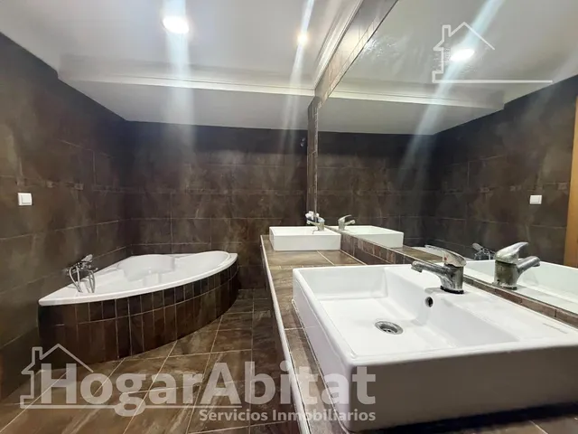 ¡Espectacular! Amplio, impecable y moderno con balcón, todo amueblado — 30