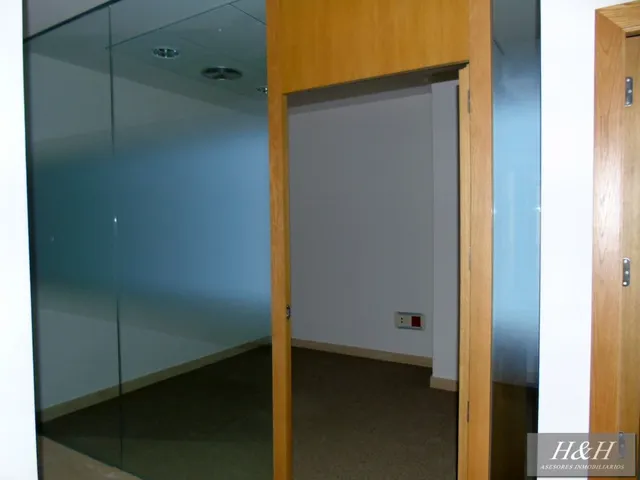 Se alquila oficina/local en Zona Ayuntamiento. / HH Asesores, Inmobiliaria en Burjassot/. — 8