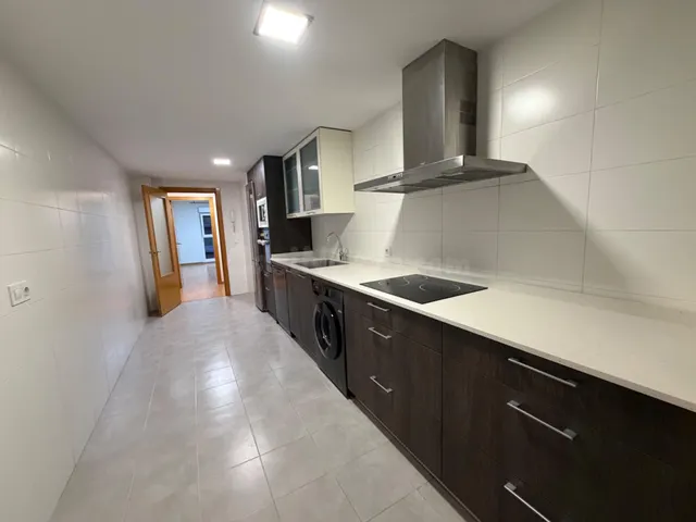 URBAMAR ALQUILA: Espectacular piso con garaje y zonas comune