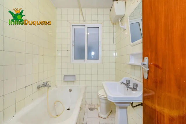 Piso de 4 Dorm. en Camino de Ronda. Para REFORMAR. — 12