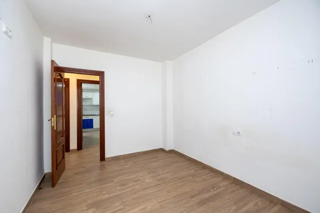 PISO EN ÚLTIMA PLANTA CON 3 DORMITORIOS, CALEFACCIÓN Y RECIÉN PINTADO EN MARQUÉS DE MONDÉJAR – JUNTO A ALHAMAR — 21
