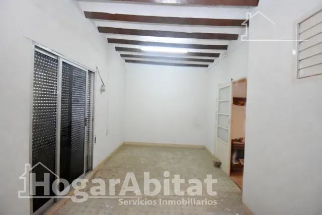 Extraordinaria finca con local comercial y múltiples posibilidades de reconversión a reformar en pleno centro — 3