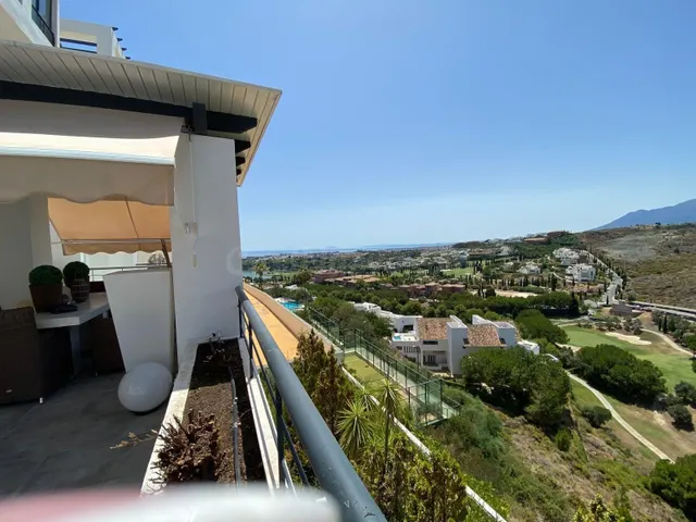 Apartamento de lujo en planta baja con vistas panorámicas al mar en los flamingos, Benahavís — 2