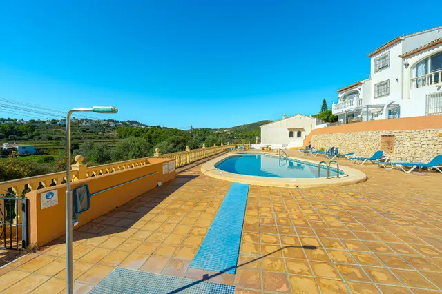 Villa en venta en Les Fonts, Benitachell, con piscina comunitaria y un gran potencial — 28