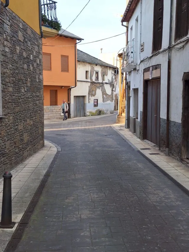 Casa de Pueblo en el Centro Histórico de Bembibre para Refor - foto 4
